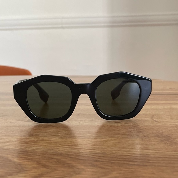 Burberry sunglasses - Picture 2 of 4